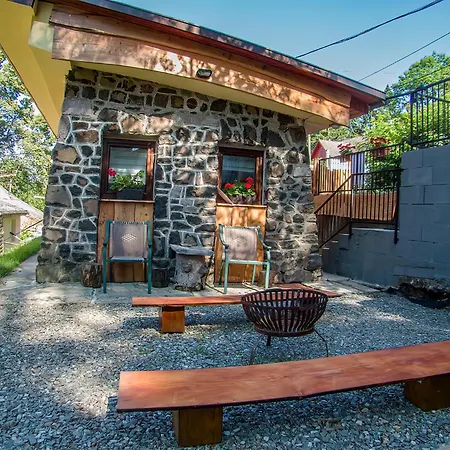 Larix Matra Vendeghaz Apartman *