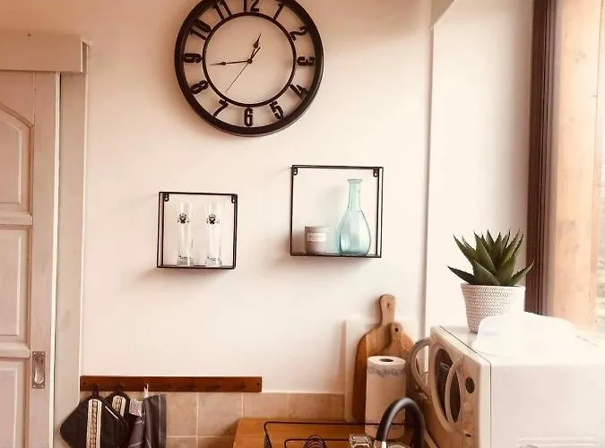 Larix Matra Vendeghaz Lägenhet *